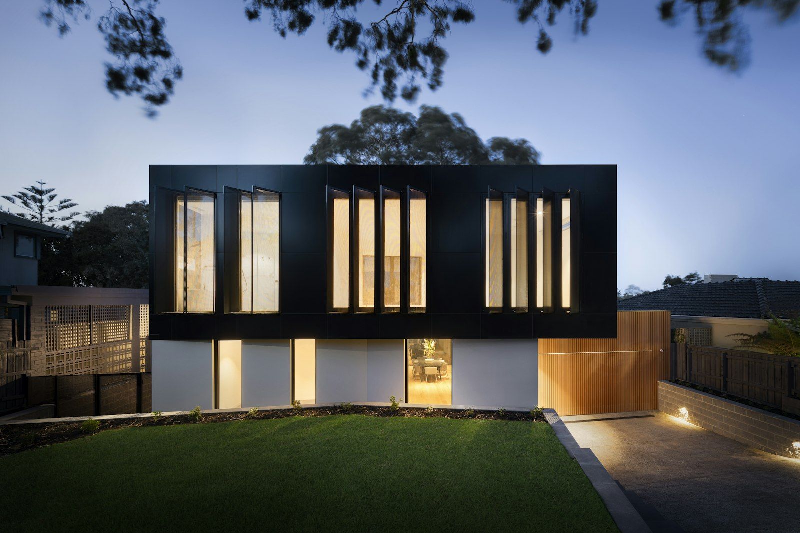 Casa térrea com jardim e iluminação cênica