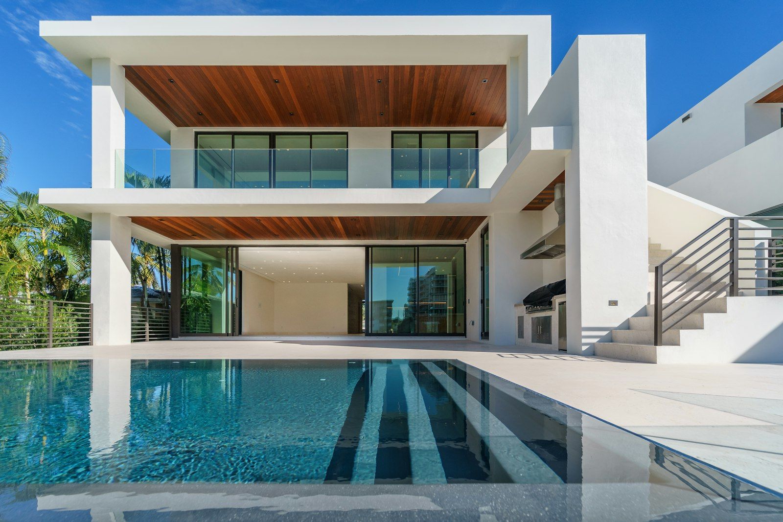 Casa contemporânea com piscina e vista